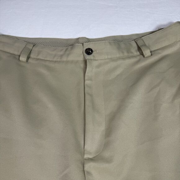 Izod Golf Mens Swingflex Cargo Shorts Khaki Size 38 Comfy Flexible Mesh Pockets - Picture 3 of 16